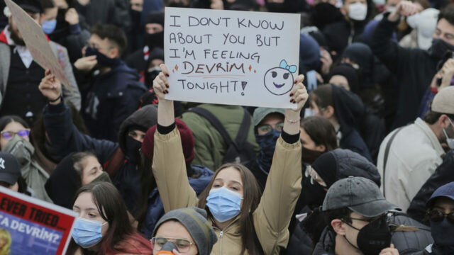 Gençler Sunay Akın’ı Neden Üç Kere Protesto Etti?