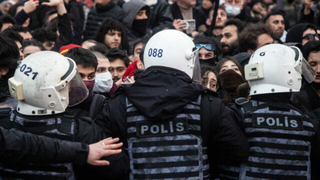 An Gelir, Abluka Dağılır