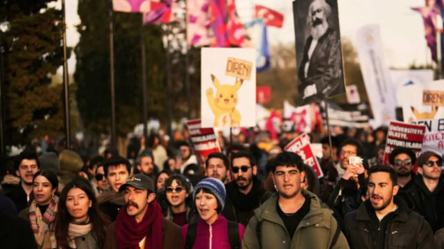 Kaldırım Taşlarının Altında Kumsal Var