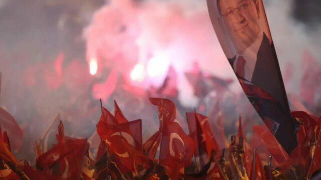 Yaralı İktidar, Tutuk Muhalefet, Sahipsiz Zafer: Ayrımların Bağrında Yıkıcı İmkanlar