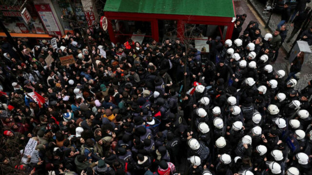 Zincirleri Kırmanın Eşiğinde