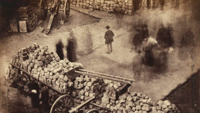 Paris’te “Gökyüzüne Saldıran” Yoldaşlar