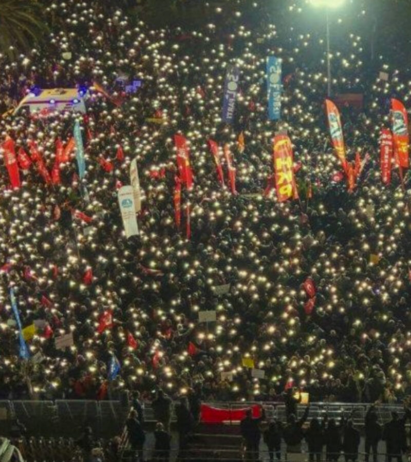 O Bayraklar Neden Hiç İnmemeli?