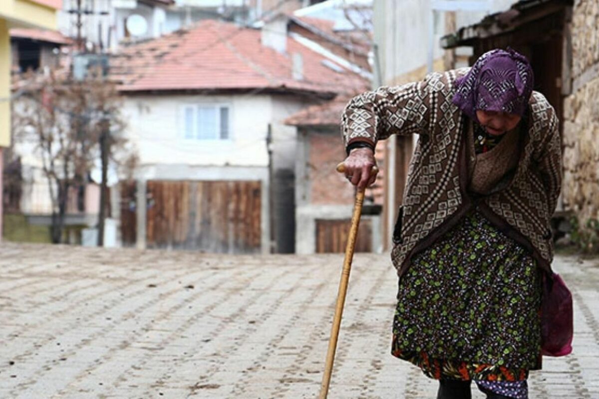 Yoksullaşarak Yaşlanma: Biriken Eşitsizlikler ve Türkiye’de Kadın Yoksulluğu