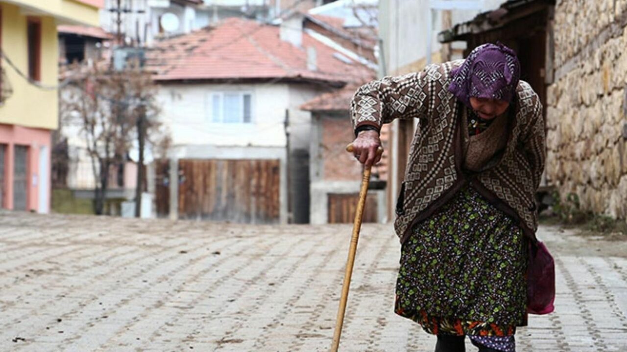Yoksullaşarak Yaşlanma: Biriken Eşitsizlikler ve Türkiye’de Kadın Yoksulluğu