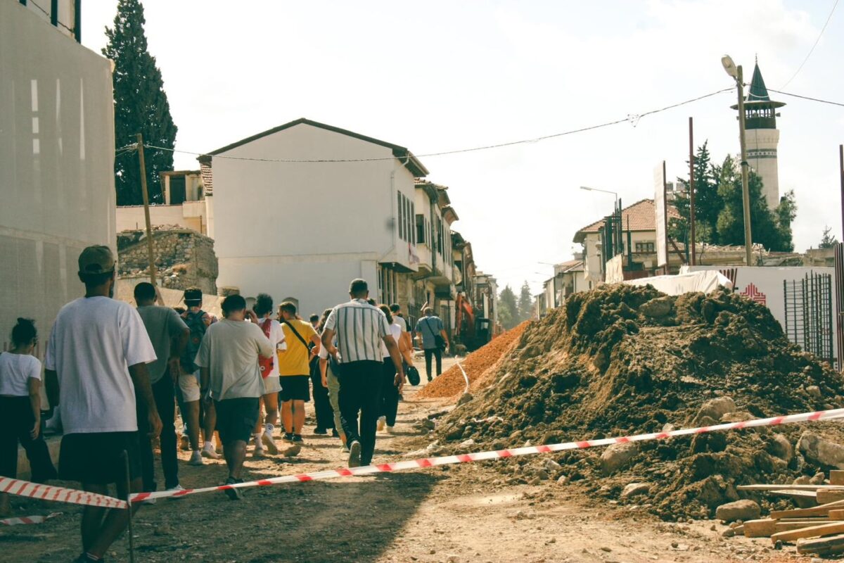 Tuğçe Tezer ile Söyleşi: Antakya’yı Kaybın, Hâfızanın ve Umudun İzinde Adımlamak Tuğçe Tezer ile Söyleşi: Antakya’yı Kaybın, Hâfızanın ve Umudun İzinde Adımlamak