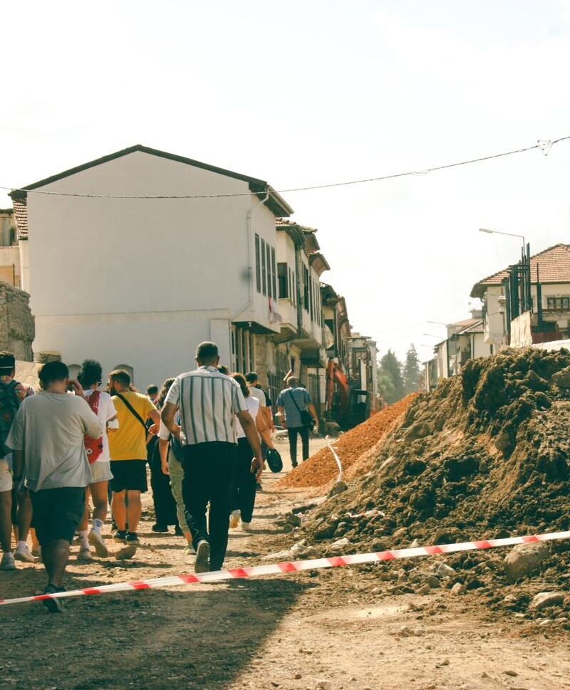 Tuğçe Tezer ile Söyleşi: Antakya’yı Kaybın, Hâfızanın ve Umudun İzinde Adımlamak
