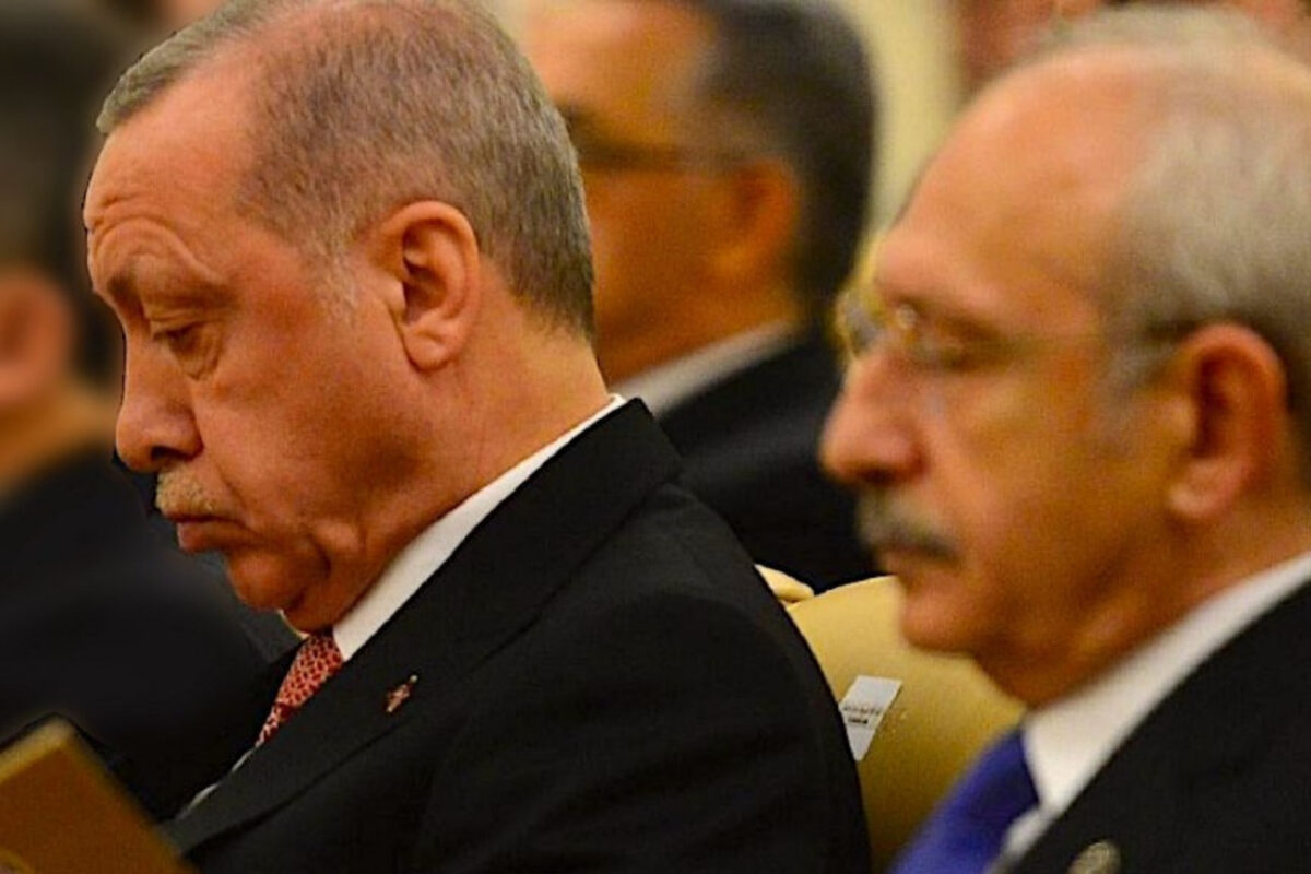 Seçtiren Monarşi: Türkiye’de Simülatif Hegemonyanın Anatomisi Seçtiren Monarşi: Türkiye’de Simülatif Hegemonyanın Anatomisi
