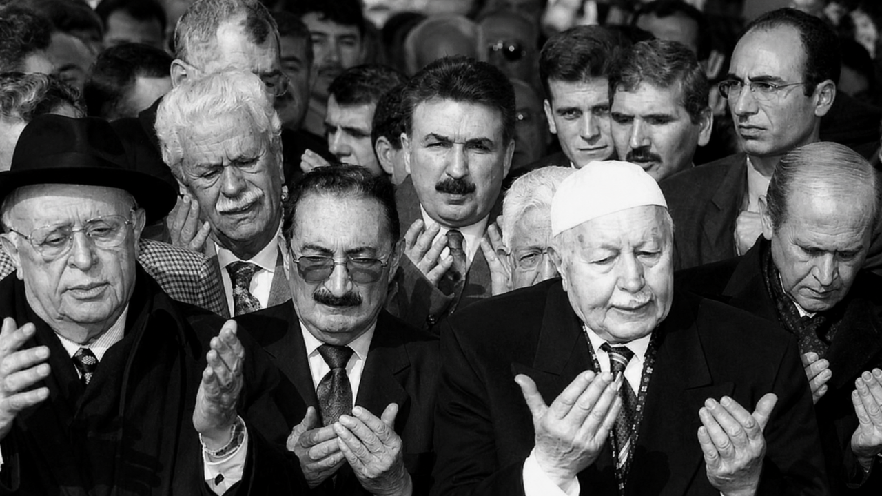 Cumhuriyeti Kim Tüketti: Sağcı Reaksiyonun Tarihsel ve Güncel Görünümleri