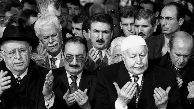 Cumhuriyeti Kim Tüketti: Sağcı Reaksiyonun Tarihsel ve Güncel Görünümleri