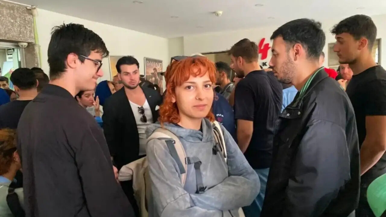 Figüranlar Arasında Bir Gazeteci: Gerçeğin Çölüne Hoş Geldiniz!