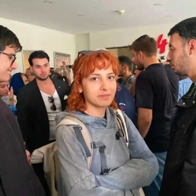 Figüranlar Arasında Bir Gazeteci: Gerçeğin Çölüne Hoş Geldiniz!
