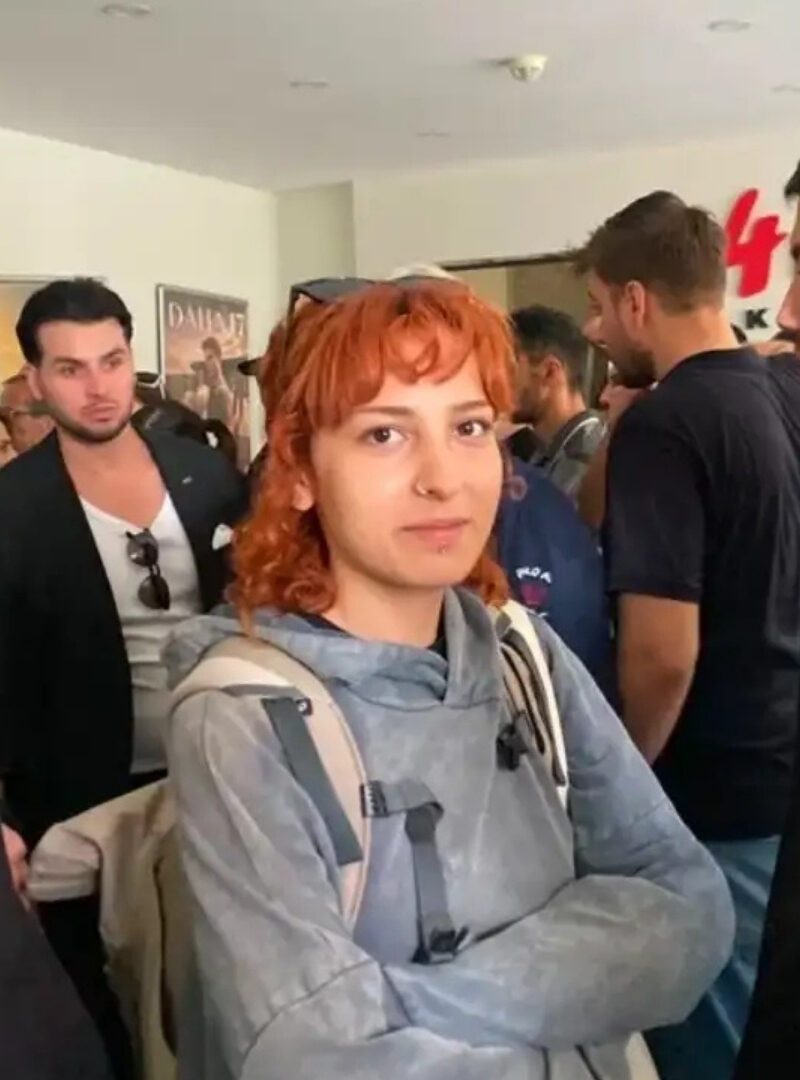 Figüranlar Arasında Bir Gazeteci: Gerçeğin Çölüne Hoş Geldiniz!